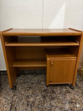 Escritorio de madera con ruedas