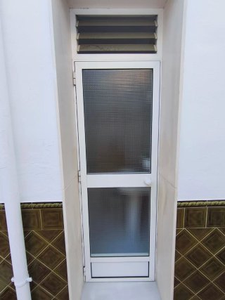 Puerta cierre baño con ventilación