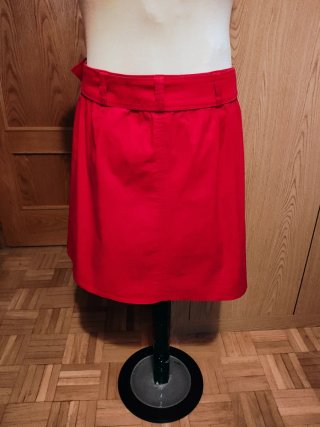 Falda roja con cinturón