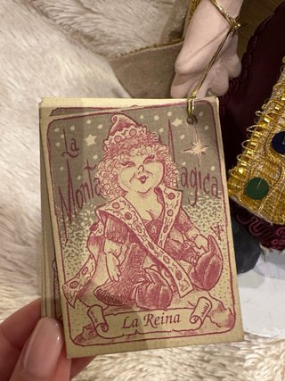 Muñeca artesanal La Reina cartón piedra