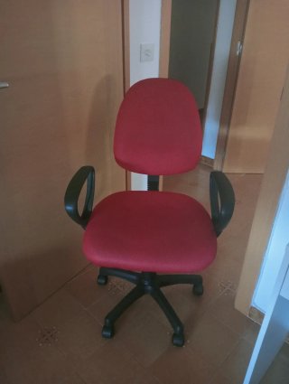 Silla de oficina roja con ruedas