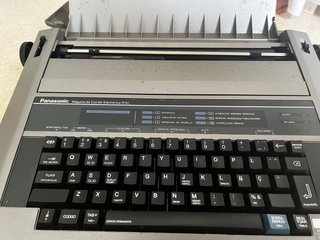Máquina de escribir electrónica Panasonic R191 – F