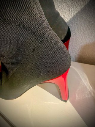 Botines negros con puntera roja