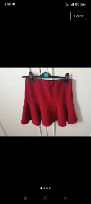 Falda roja con vuelo
