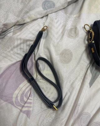 Bolso Guess Negro y Dorado