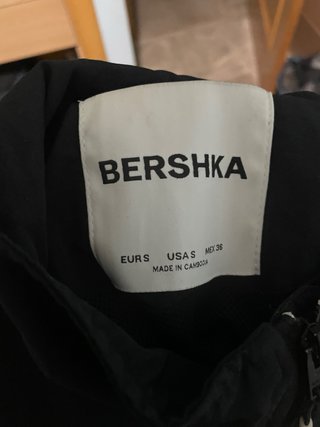 Chaqueta deportiva Bershka negra y blanca