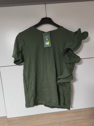 Camiseta verde militar con volantes