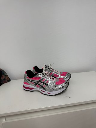 Zapatillas Asics rosas y plateadas