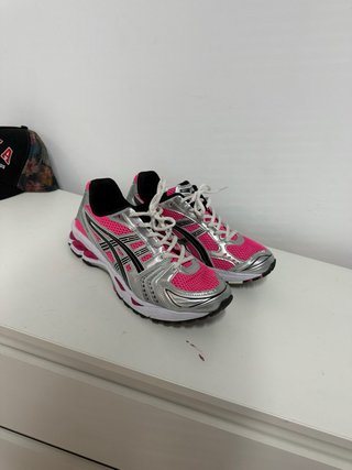 Zapatillas Asics rosas y plateadas