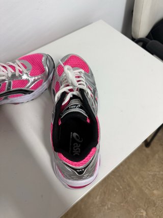 Zapatillas Asics rosas y plateadas