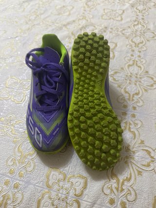 Botas de fútbol moradas y verdes Talla:33