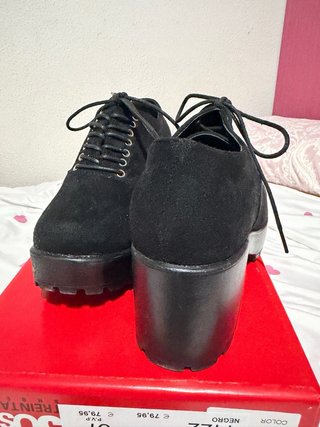 Zapatos negros con cordones y plataforma