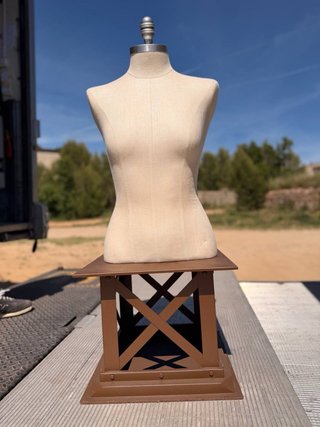 Maniquí de Ropa Beige con Base Marrón