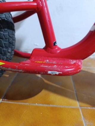 Bicicleta sin pedales Specialized roja