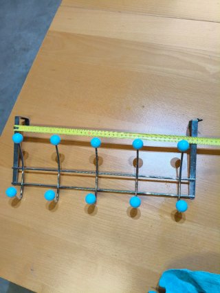 Perchero de pared con bolas azules