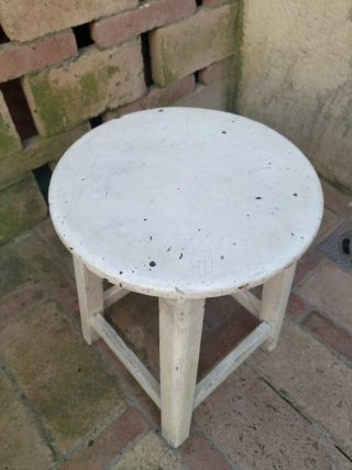 Banqueta antigua de madera blanca