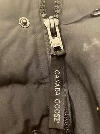 Chaqueta Canada Goose negra con capucha de pelo