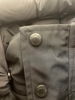 Chaqueta Canada Goose negra con capucha de pelo