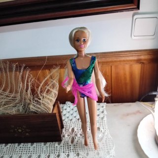 Linda Barbie de praia com roupa de banho