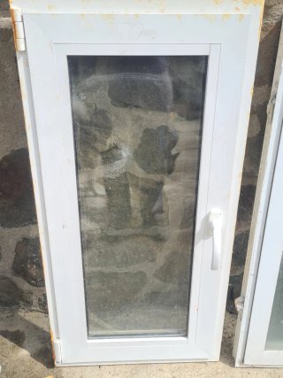 Ventana blanca con manilla