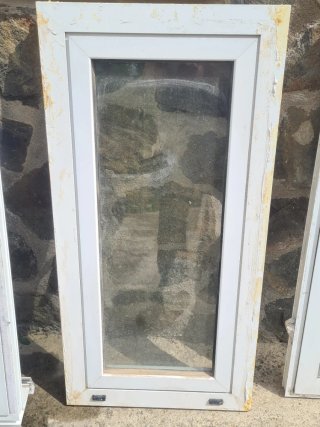 Ventana blanca con manilla