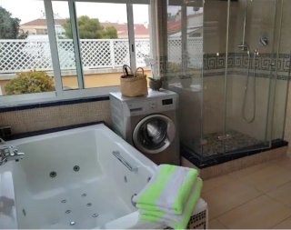 Bañera jacuzzi acrílica con grifería
