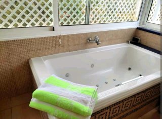 Bañera jacuzzi acrílica con grifería