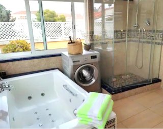 Bañera jacuzzi acrílica con grifería