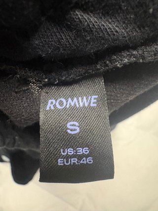 Pantalón corto negro con diseño tribal