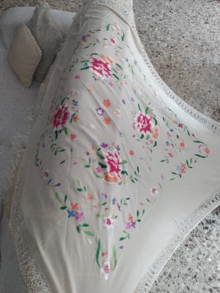 Mantón bordado floral con flecos