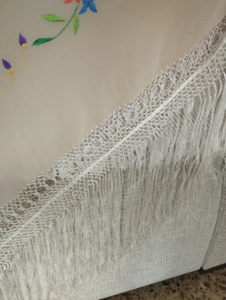 Mantón bordado floral con flecos