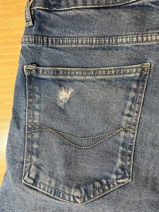 Pantalones vaqueros cortos rotos
