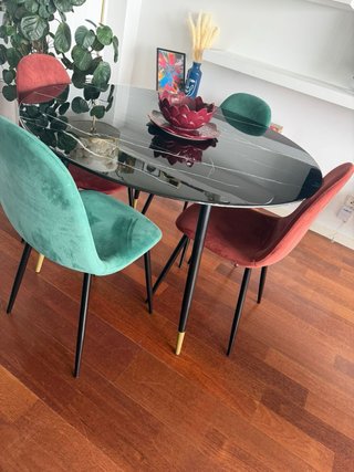 Mesa redonda negra con 4 sillas