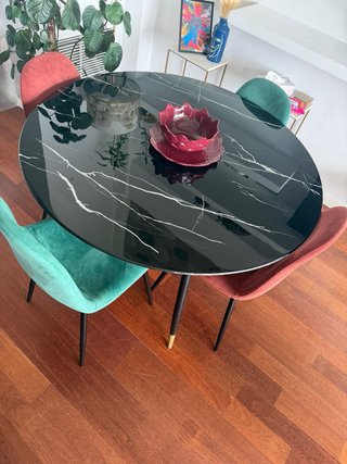 Mesa redonda negra con 4 sillas