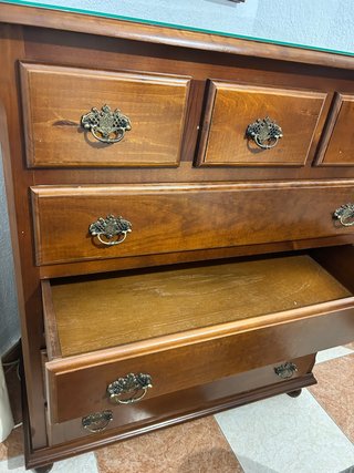 Cómoda de madera con cajones