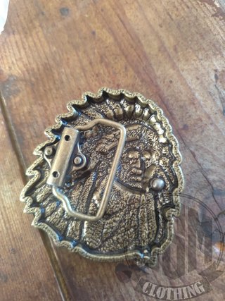 Fibbia con indiano e piume - bronzo