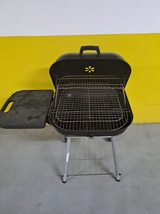 Barbacoa negra con soporte