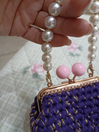 Piccola borsa uncinetto con perle rosa e bianche