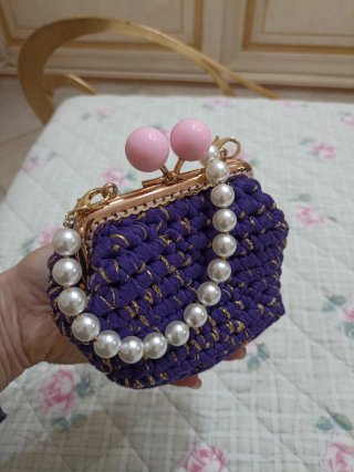 Piccola borsa uncinetto con perle rosa e bianche