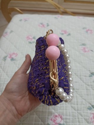 Piccola borsa uncinetto con perle rosa e bianche