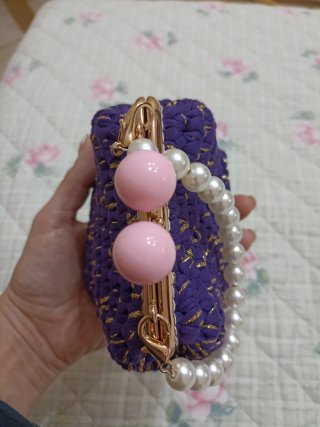 Piccola borsa uncinetto con perle rosa e bianche