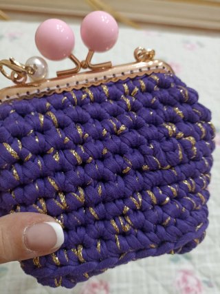 Piccola borsa uncinetto con perle rosa e bianche