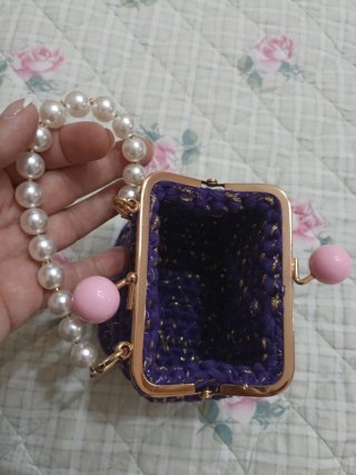 Piccola borsa uncinetto con perle rosa e bianche