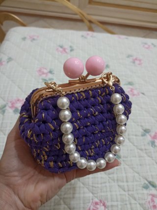 Piccola borsa uncinetto con perle rosa e bianche