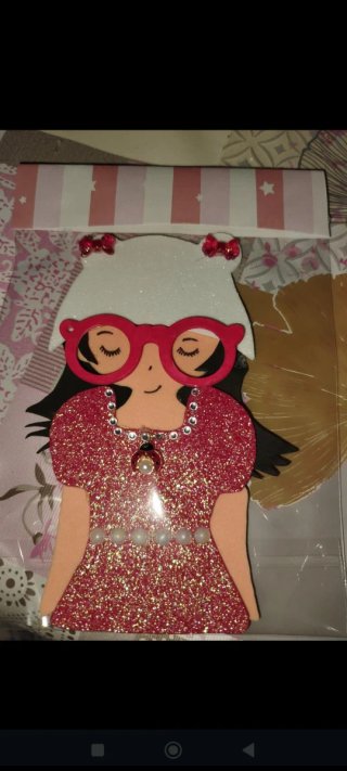 Muñeca goma eva niña gafas rojas