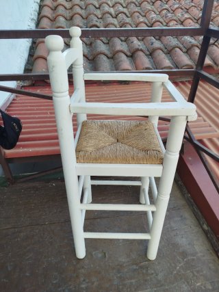 Trona de madera para bebé