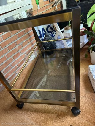 Mesa auxiliar de cristal y metal dorado