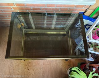 Mesa auxiliar de cristal y metal dorado