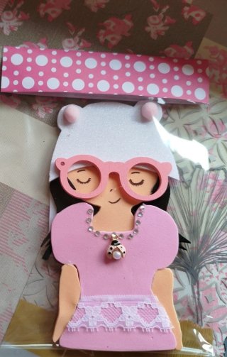 Muñeca goma eva niña con gafas y mariquita