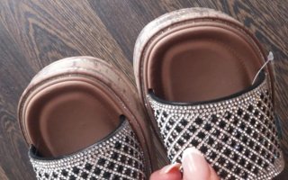 Chanclas Litte Kiven negras y plateadas